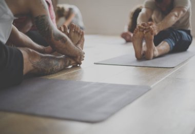 Çeşitlilik insanlar Yoga yapıyor