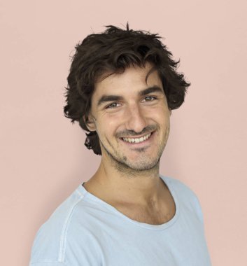 Genç, gülümseyen beyaz adam.