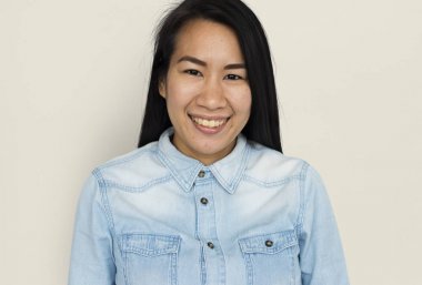 Genç gülümseyen Asyalı kadın