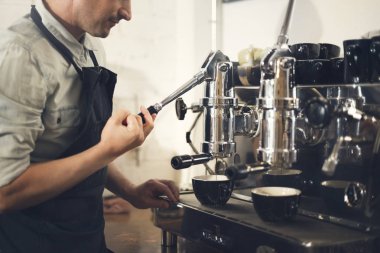 Barista kahve makinesi ile çalışma