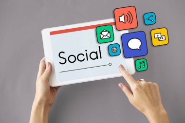 Dijital tablet kullanan kişi.