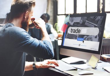 Ofiste çalışan adam.