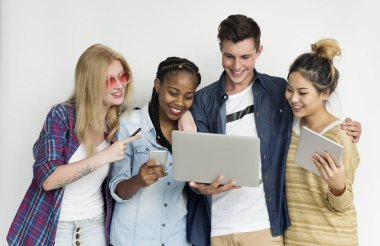 Arkadaşlar dijital cihazlar kullanarak