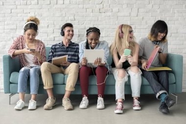 Arkadaşlar dijital cihazlar kullanarak