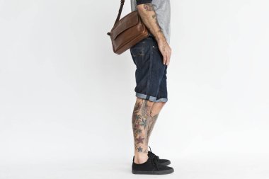 yakışıklı dövmeli adam