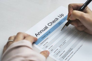 kağıt belge üzerinde yazma kişi