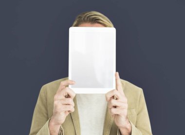 Dijital tabletli adam.