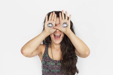 kadın stüdyoda poz