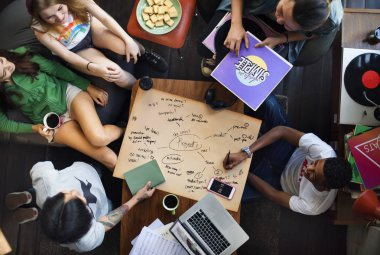 Arkadaşlar birlikte vakit geçiriyorlar. 