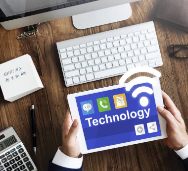 iş kişi dijital tablet kullanma