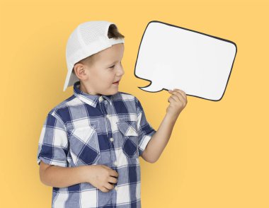 Küçük çocuk tutan konuşma balonu