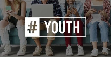 Arkadaşlar dijital cihazlar kullanarak