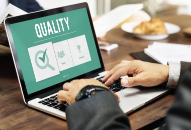 Dizüstü bilgisayarda çalışan iş adamı