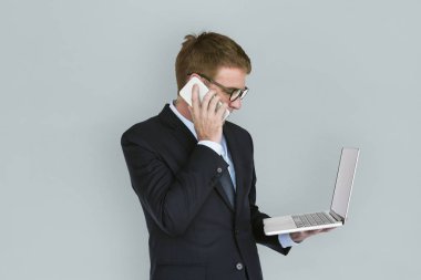 İş adamı dizüstü bilgisayar kullanıyor