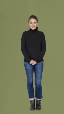 Gülümseyen genç beyaz kadın