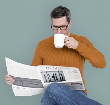 Gazete okuyan adam
