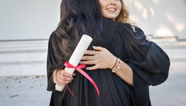 Mezun olunan üniversite öğrencileri sarılma