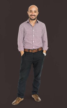 Stüdyoda poz veren adam