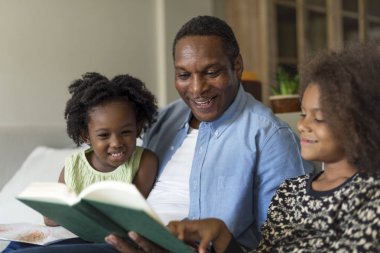 kız babası ile kitap okuma