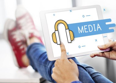 Dijital tablet kullanan kişi