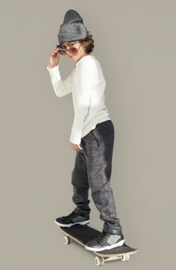 kaykay ile yakışıklı okul çocuğu