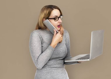 kadın stüdyoda poz