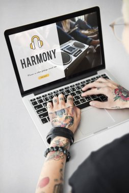 Dizüstü bilgisayar kullanan kadın