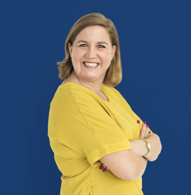 Kadın stüdyoda neşeli 