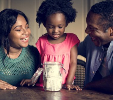 küçük kız kavanoza para koymak