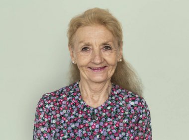 gülümseyen kadın kıdemli