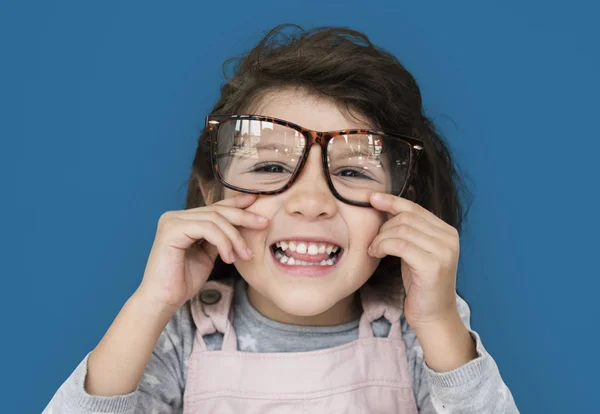 Αξιολάτρευτο κοριτσάκι με γυαλιά — Φωτογραφία Αρχείου