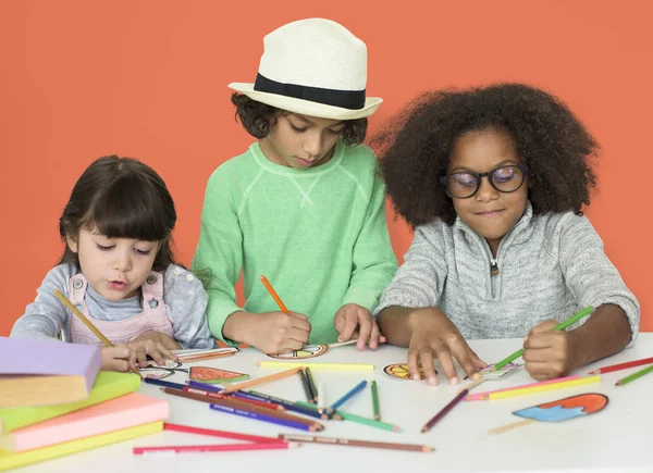 Niños dibujando juntos — Foto de Stock