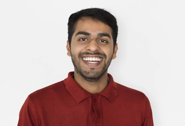 Uśmiechnięty mężczyzna indian w studio — Zdjęcie stockowe