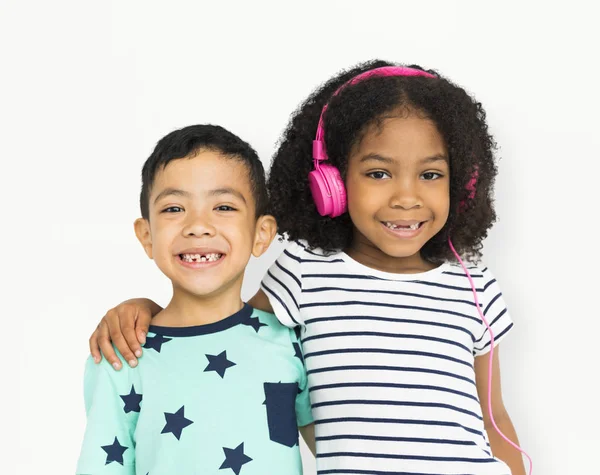  Çocuklar birbirine sarılıyor.