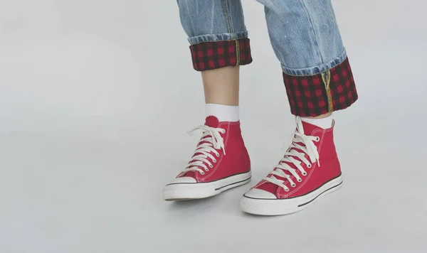 Pie en zapatillas rojas — Foto de Stock