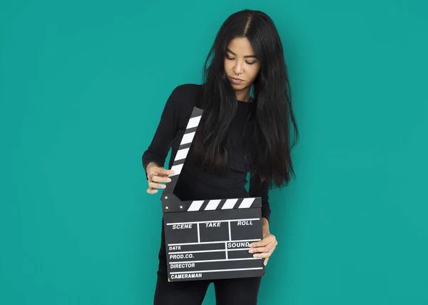 Mulher segura nas mãos Clapper Board — Fotografia de Stock