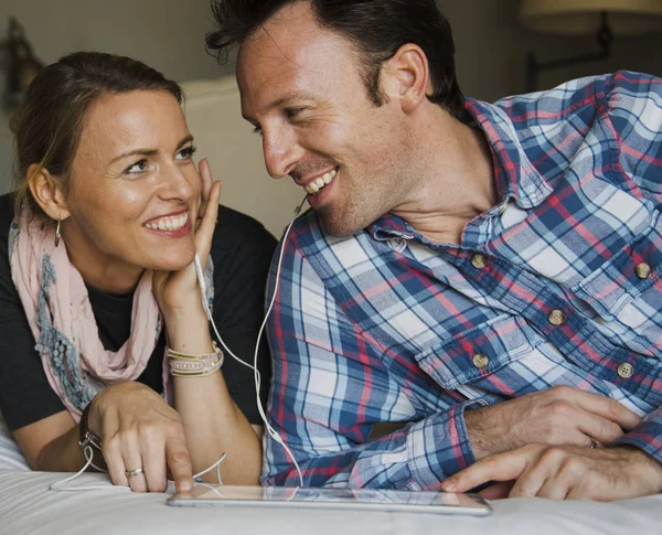 Couple resting and using tablet — Stock Photo, Image