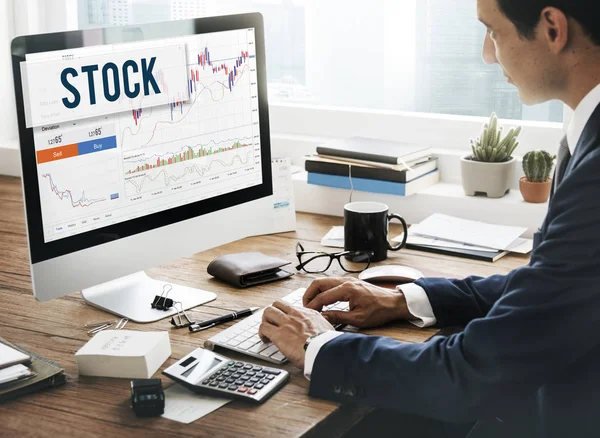 Empresario que trabaja con computadora — Foto de Stock