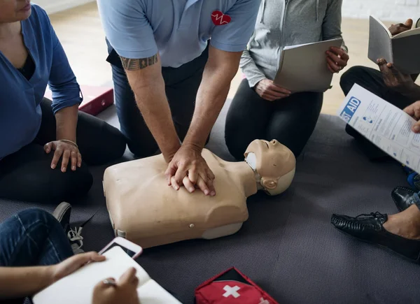 Personer på förstahjälpen utbildning lektion — Stockfoto