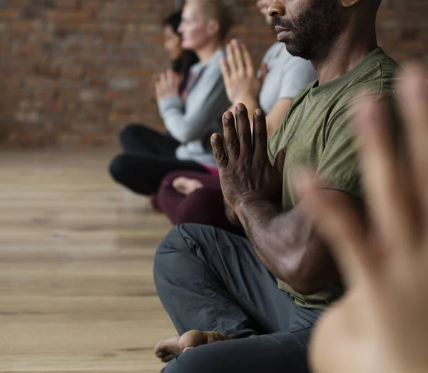 Diversitatea persoanelor care fac yoga — Fotografie, imagine de stoc