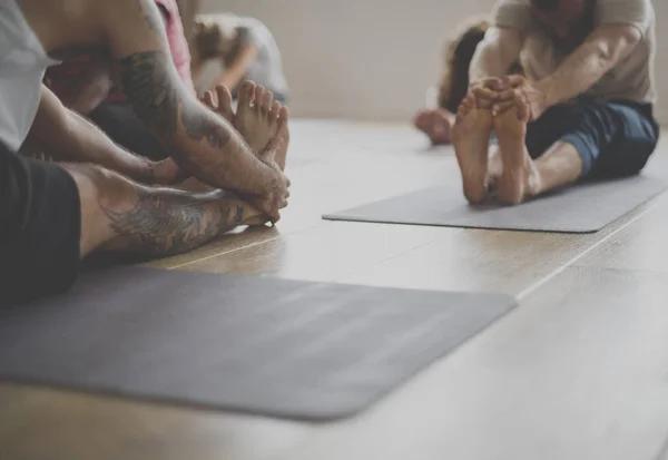 Çeşitlilik insanlar Yoga yapıyor — Stok fotoğraf