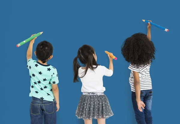 Niños dibujando con lápices —  Fotos de Stock