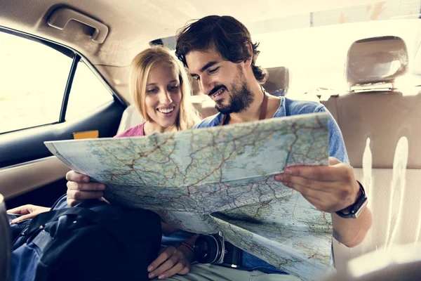 Pareja viajando dentro de la cabina del coche —  Fotos de Stock