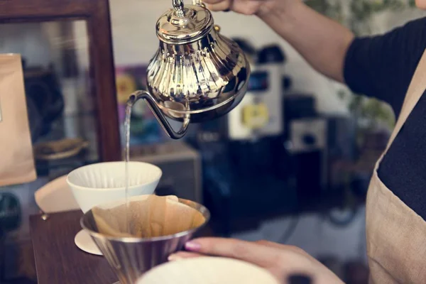 Camarera vertiendo té en la taza —  Fotos de Stock