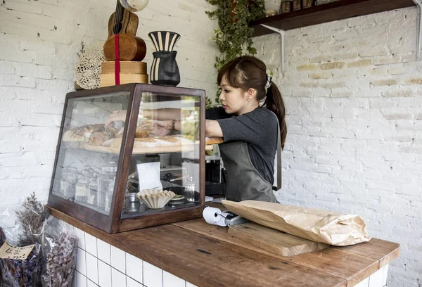 Femme travaillant dans la boulangerie — Photo