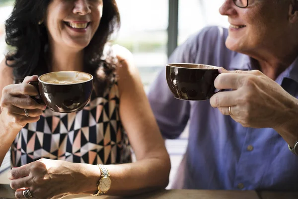 Зрелая пара наслаждается кофе — стоковое фото