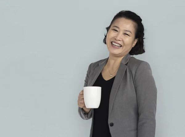 Азиатская предпринимательница с чашкой чая — стоковое фото