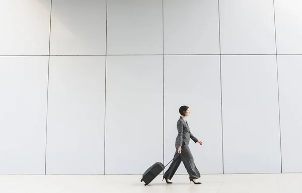 Mujer de negocios con bolsa de viaje —  Fotos de Stock