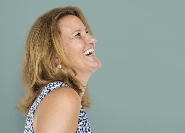 Весела сміється доросла жінка — стокове фото