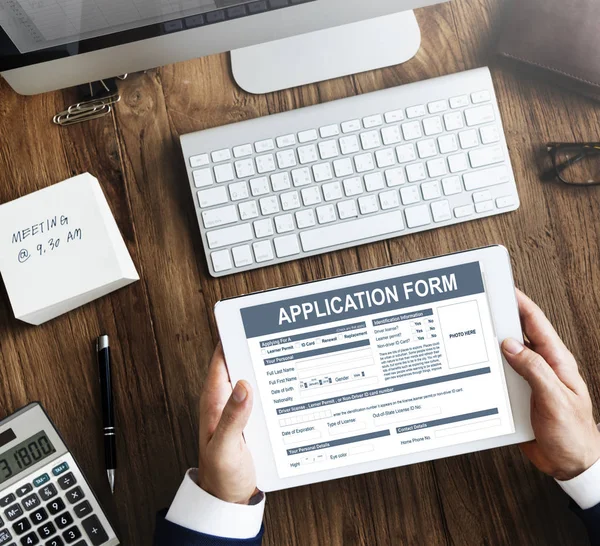 iş kişi dijital tablet kullanma